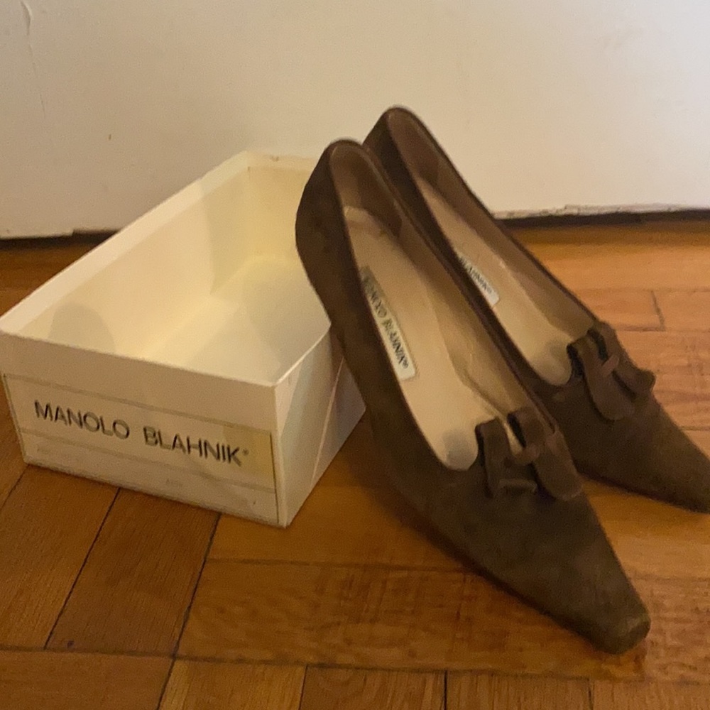Manolo Blahnik brown suede kitten heels size 37